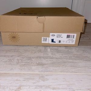 women’s size 8 UGG navy boots